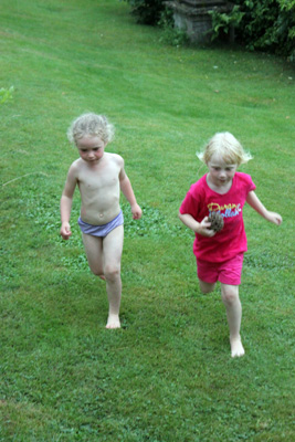 På eftermiddagen kom åskskuren! Emelin och Lovisa har regndans i trädgården!