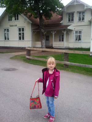 I går var Emelin med mig på min skola. Spännande att vara skolflicka för en dag!