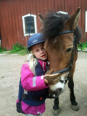 Emelin och älsklingshästen (en av många!) Julia