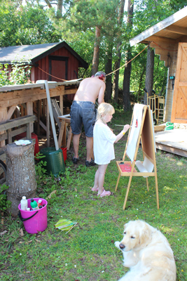 Fisk på torra land!? Lite målning med far kan inte skada. Jonas målar fönster och Emelin sjöjungfrur...