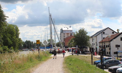 Efter en sväng uppåt längs kanalen är vi tillbaka i Söderköping