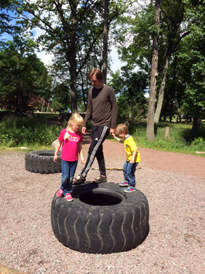 Helmer och Emelin tog papporna till lekparken i Skälby...