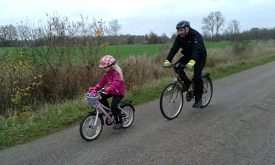 På eftermiddagen tog vi en tur med Smilla. Jonas och Emelin cyklar...