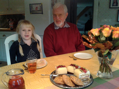 Idag har vi firat världens bästa morfar på födelsedagen! Emelin har köpt blommor och bjuder på tårta och go´fika
